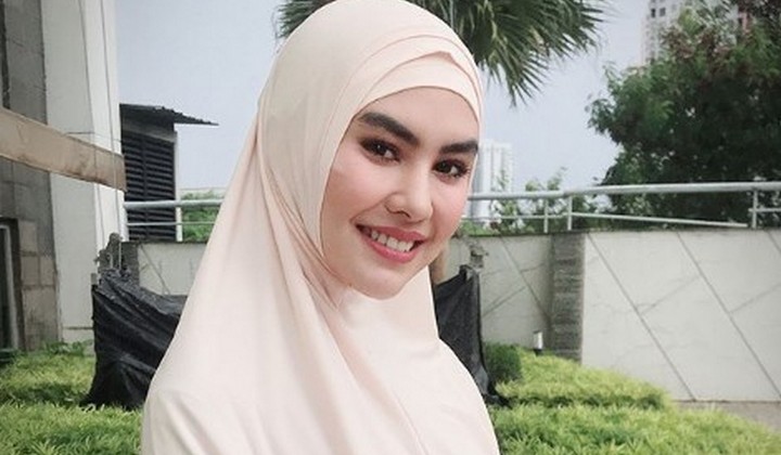 Kartika Putri menunaikan ibadah haji usai melaksanakan umrah pada Maret 2018 lalu. Foto: IG/kartikaputriworld.