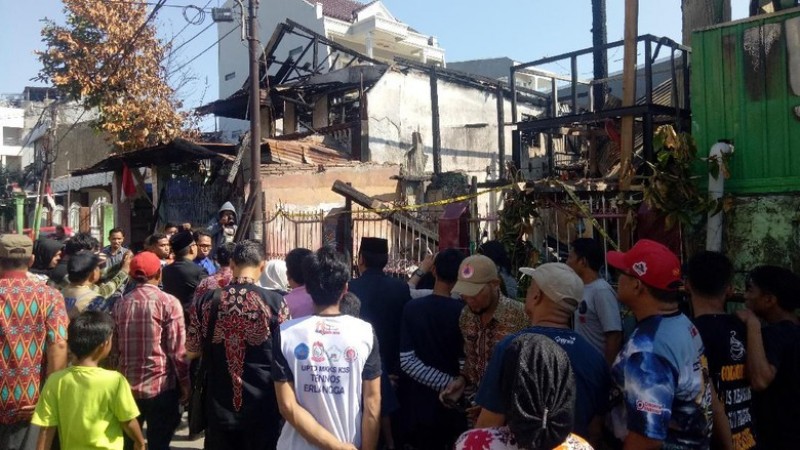 Rumah di Makassar yang hangus dibakar kartel narkoba. (Foto: detik.com)