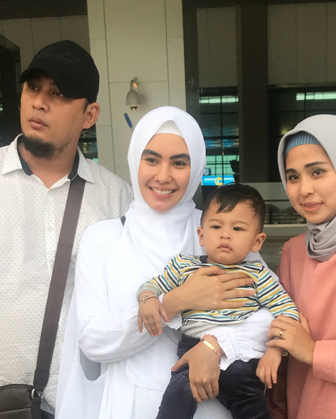 Pose Kartika Putri bersama keluarganya. Foto: IG/kartikaputriworld.