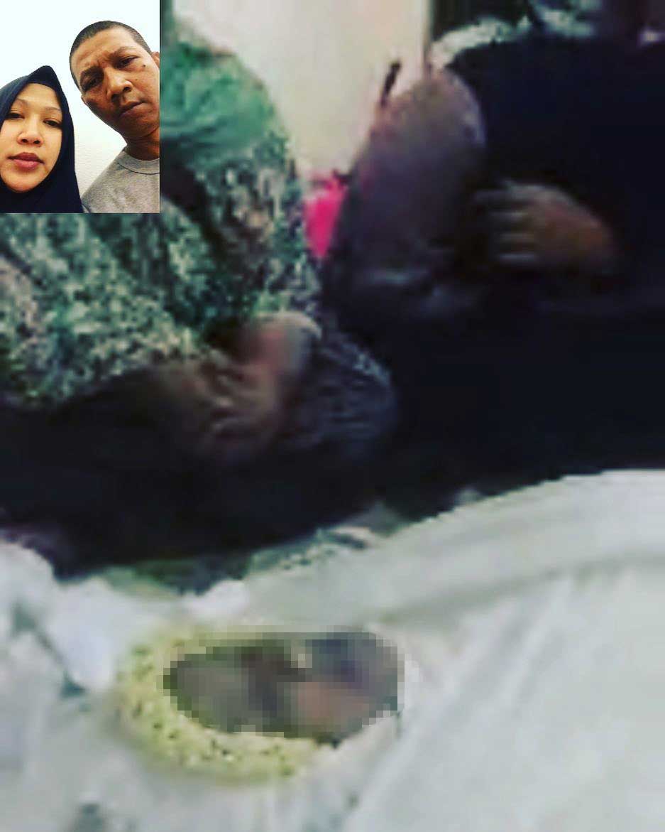 Rowman dan istrinya, Rika hanya menyaksikan jenazah sang ibu lewat video call. Foto: IG/rowman.