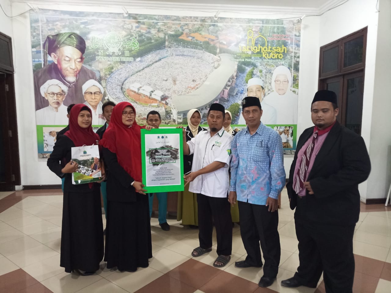 PENYERAHAN: Guru SMP Progresif Bumi Shalawat dan SMA Progresif Bumi Shalawat, Sidoarjo, di PWNU Jatim. (foto: ngopibareng.id)