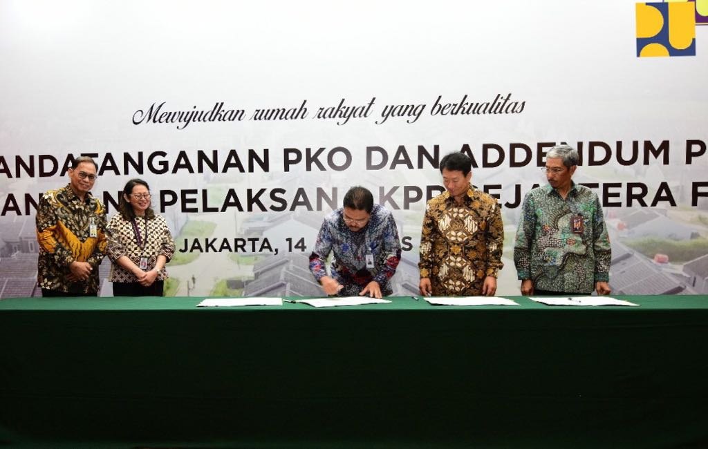 Penandatanganan amandemen Perjanjian Kerjasama Operasional (PKO) antara Pusat Pengelolaan Dana Pembiayaan Perumahan (PPDPP) selaku Badan Layanan Umum (BLU) Kementerian PUPR yang mengelola dana subsidi Kredit Perumahan (KPR) FLPP dengan 39 Bank Pelaksana Penyalur KPR FLPP, di Kantor Kementerian PUPR, Selasa, 14 Agusts 2018.  (Foto: Dok. PUPR)