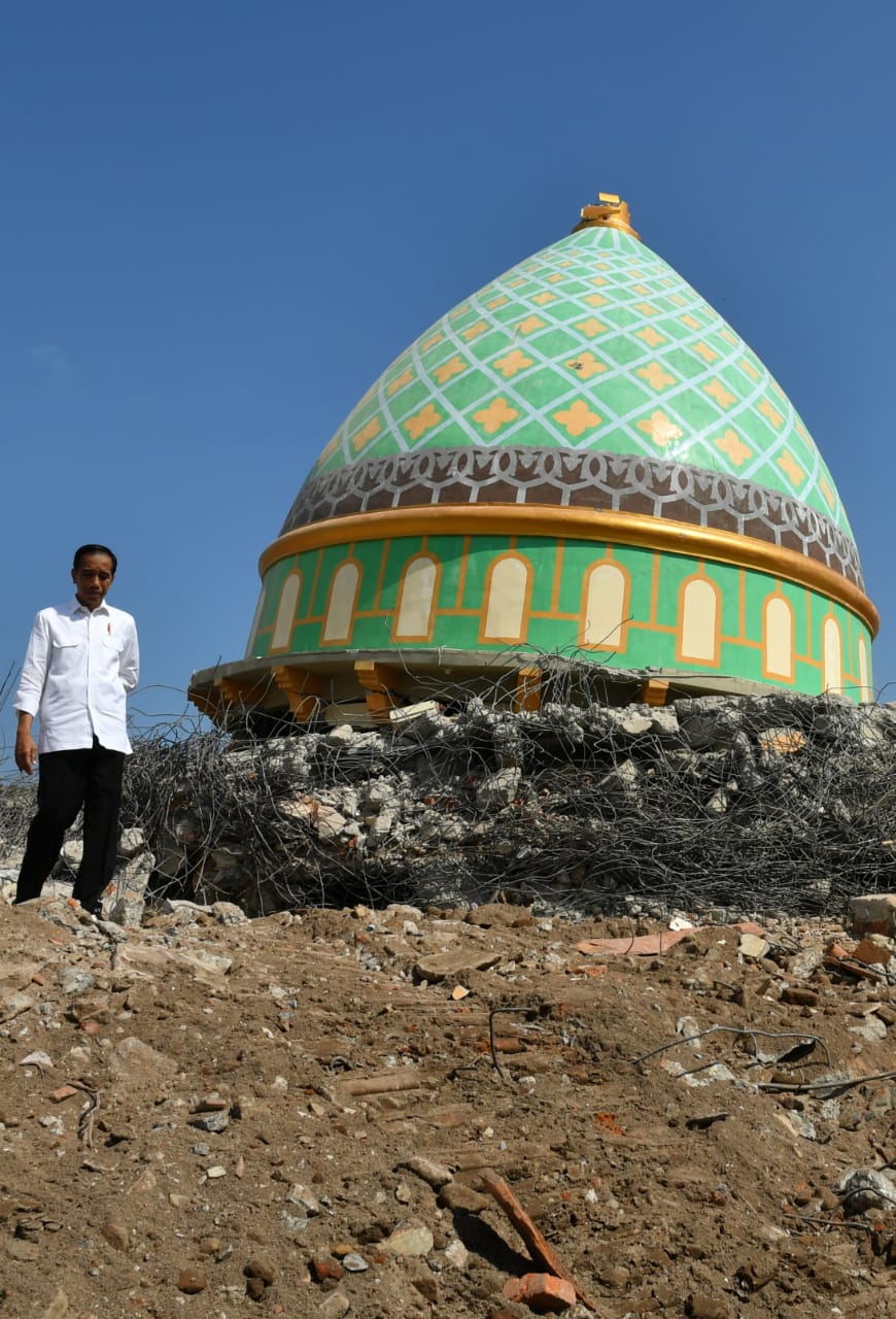 Presiden meninjau sebuah masjid yang roboh setelah gempa yang melanda Lombok, NTB. (Foto: Dok. PUPR)