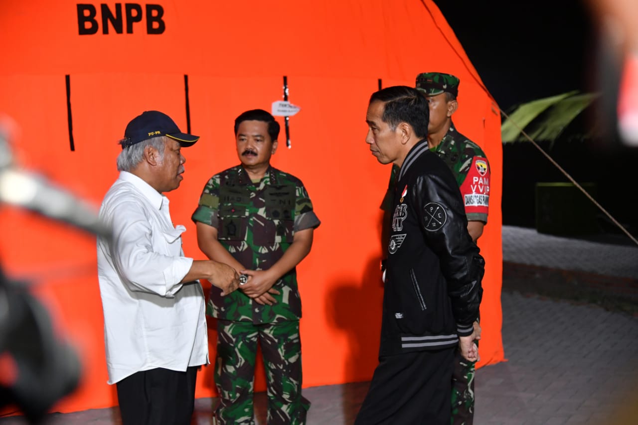 Presiden Joko Widodo menggelar rapat terbatas bersama dengan jajaran terkaitdi halaman RSUD Tanjung, Kecamatan Tanjung, Kabupaten Lombok Utara, Selasa, 14 Agustus 2018. (Foto: Biro Per Setpres)