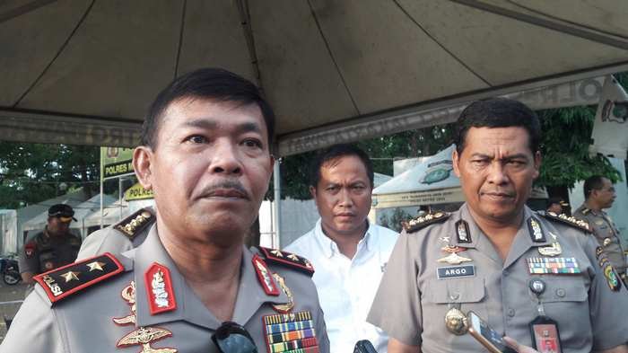 Kapolda Metro Jaya, Irjen Idham Azis (kiri) bersama Kabid Humas Polda Metro Jaya Argo Yuwono, di kawasan Monas, Gambir, Jakarta Pusat, beberapa waktu lalu. (Foto: Istimewa)