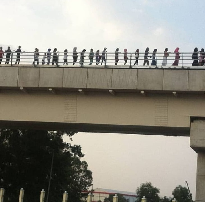 Penumpang LRT Palembang kecewa dan berjalan di pinggir rel lintasan LRT. (Foto : Instagram)