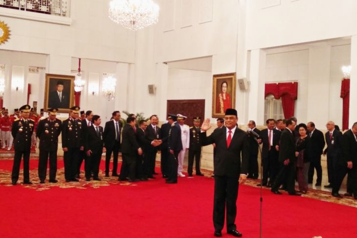 Presiden Joko Widodo melantik Komisaris Jenderal (Komjen) Pol Syafruddin menjadi Menteri Pendayagunaan Aparatur Negara dan Reformasi Birokrasi menggantikan Asman Abnur di Istana Negara pada Rabu 15 Agustus. (Foto: Antara)