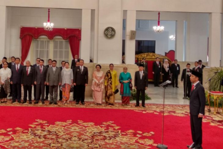 Presiden Joko Widodo melantik Komisaris Jenderal (Komjen) Pol Syafruddin menjadi Menteri Pendayagunaan Aparatur Negara dan Reformasi Birokrasi menggantikan Asman Abnur di Istana Negara pada Rabu 15 Agustus. (Foto: Antara)