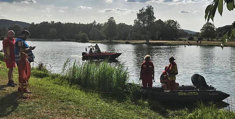 Tim penyelamat gabungan melakukan pencarian korban di Danau Trebgas Badesse, Bavaria, Jerman, Rabu 8 Agustus 2018. Namun, jenazah korban baru ditemukan keesokan harinya.