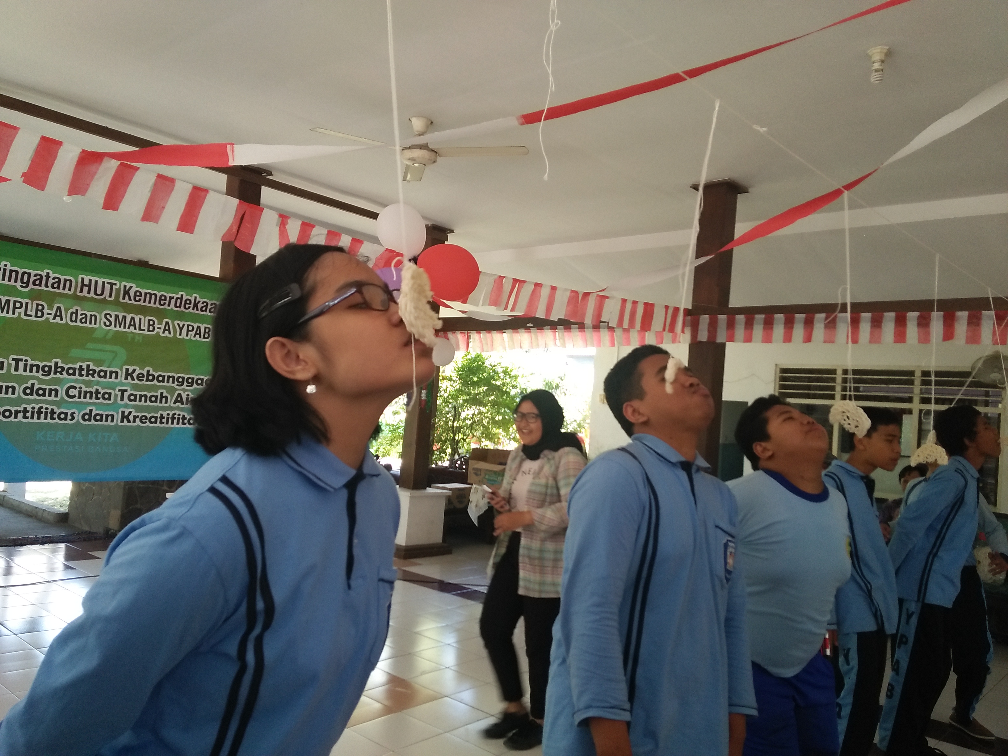 Para siswa YPAB mengikuti lomba makan kerupuk. (Amanah/ngopibareng.id)