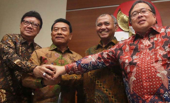 Mendagri Tjahjo Kumolo (kiri), Kepala Staf Kepresidenan Moeldoko (kedua kiri), Ketua KPK Agus Rahardjo (kedua kanan) dan Menteri PPN/Kepala Bappenas Bambang Brodjonegoro (kanan) bertumpu tangan usai memberikan keterangan pers terkait pencegahan korupsi di Gedung KPK, Jakarta, Rabu 15 Agustus. (foto:rivan awal lingga/antara)