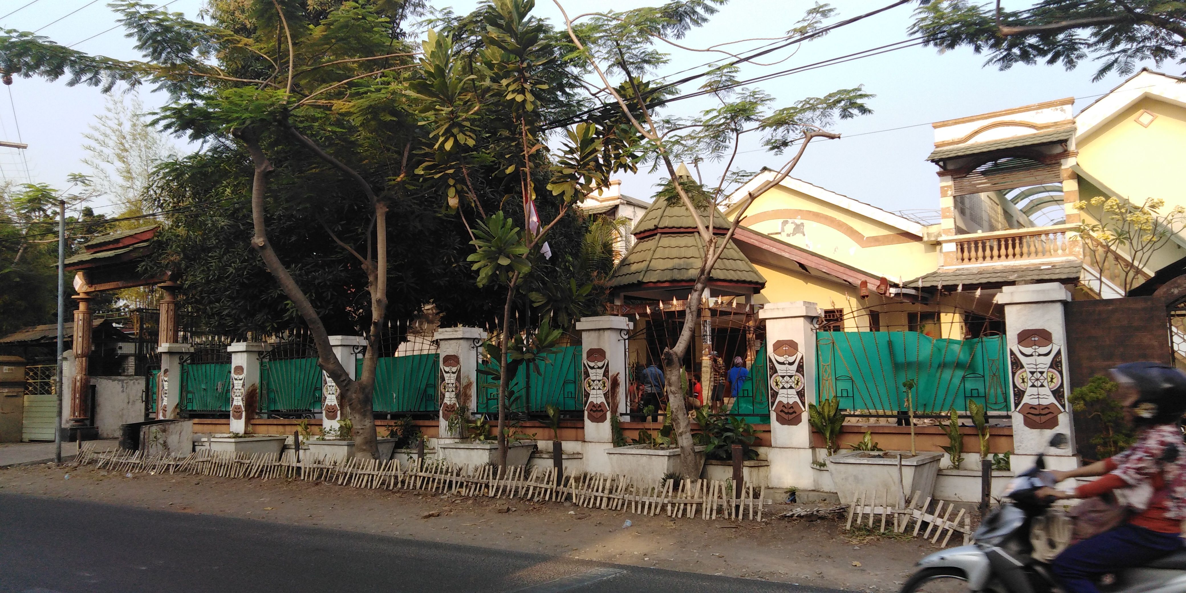 Situasi terkini, Asrama Mahasiswa Papua di jalan Kalasan Surabaya, usai terjadi bentrokan, Rabu, 15 Agustus 2018. (Foto: Farid/ngopibareng.id) 