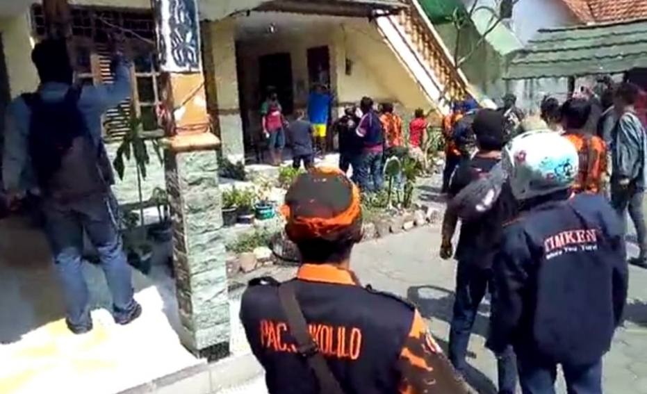Saat bentrokan terjadi di Asrama Mahasiswa Papua, di bilangan Kalasan Surabaya, Rabu, 15 Agustus 2018. (foto: Istimewa) 