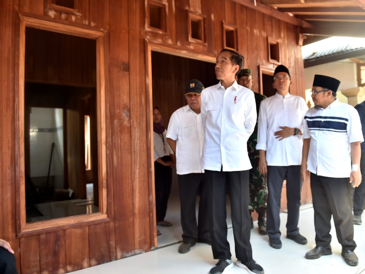 Presiden menengok rumah Zohri. foto:beymachmudin