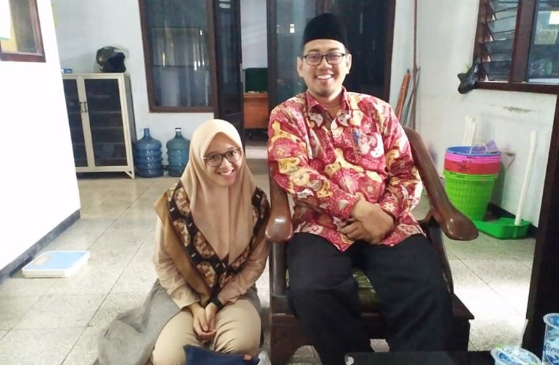 BEASISWA: Santri putri Bahrul Ulum Jombang, Nimas Sida Ayu dan Ketua Yayasan KH Wafiyul Ahdi. (foto: ist)