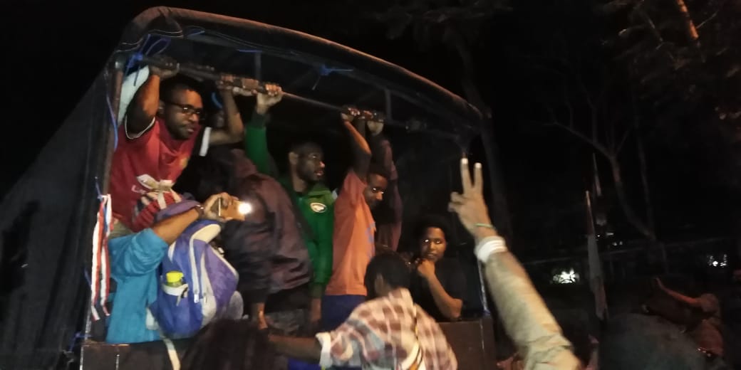 Situasi saat mahasiswa dibawa ke Mapolrestabes Surabaya dengan menggunakan truk. (Foto: Farid/ngopibareng.id)