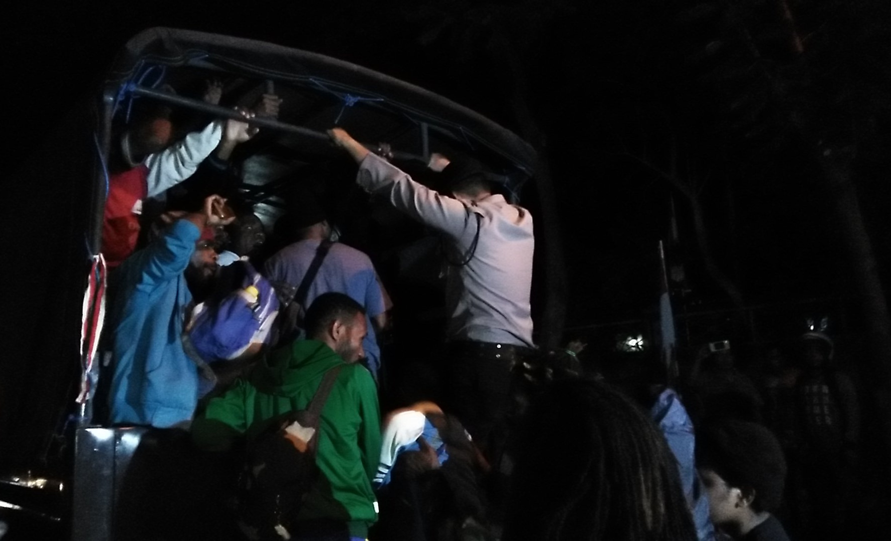 Puluhan mahasiswa Papua saat digelandang ke Mapolrestabes Surabaya, Rabu, 15 Agustus 2018. (foto: farid/ngopibareng.id)