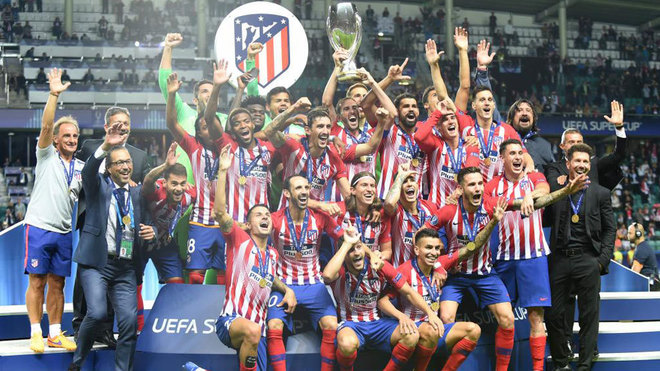 Atletico Madrid bersama tropy juara Piala Super Eropa 2018