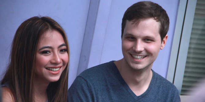 Selama sakit Nadia Vega dirawat oleh suami bulenya, Sultan Yaar Jorik Dozy.