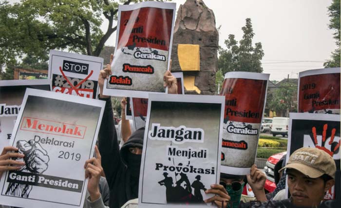 Aksi mahasiswa melakukan aksi menolak deklarasi #gantipresiden2019 foto: dok.antara)