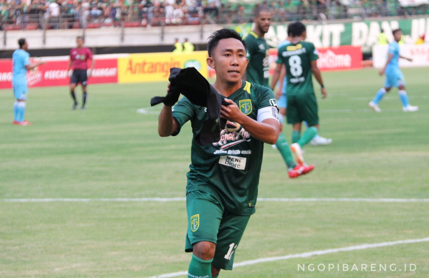 Kapten Persebaya Rendi Irwan manfaatkan libur latihan bersama keluarga. (Foto: Haris/ngopibareng.id)