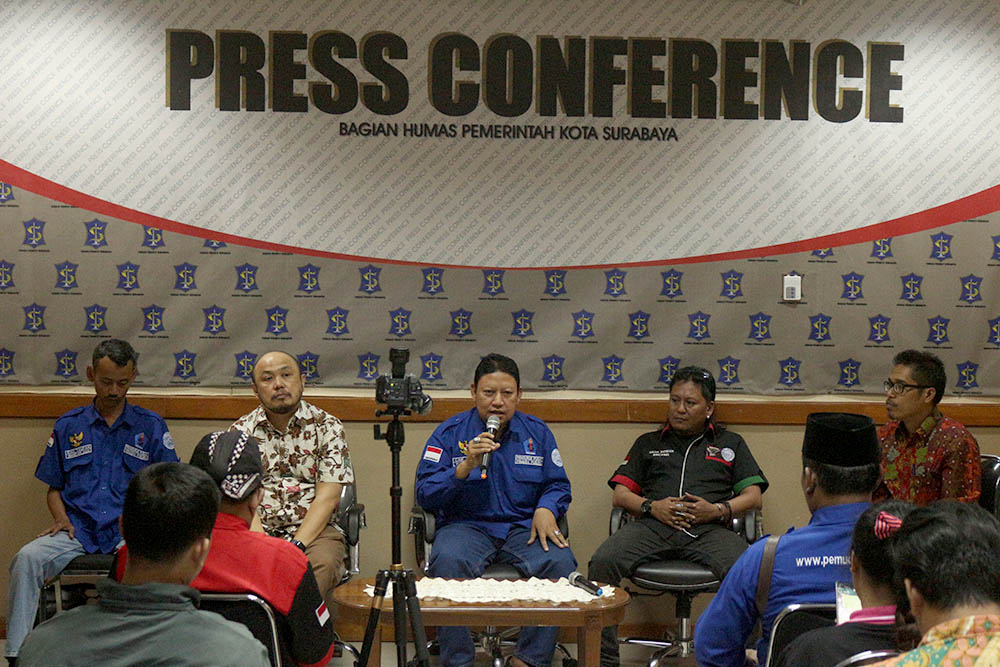 Pusura bersama Dinas Pemuda dan Olahraga saat memberikan keterangan pers di Kantor Humas Pemkot Surabaya, Kamis, 16 Agustus 2018. (Foto: Farid/ngopibareng.id) 