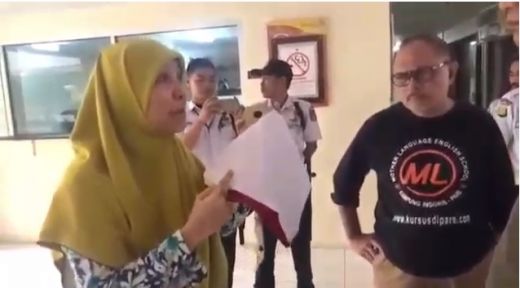 Seorang ibu, penghuni Apartemen Kalibata City memprotes pengelola apartemen yang mencopot bendera merah putih yang dipasang di balkon apartemen, Kamis,16 Agustus 2018. 