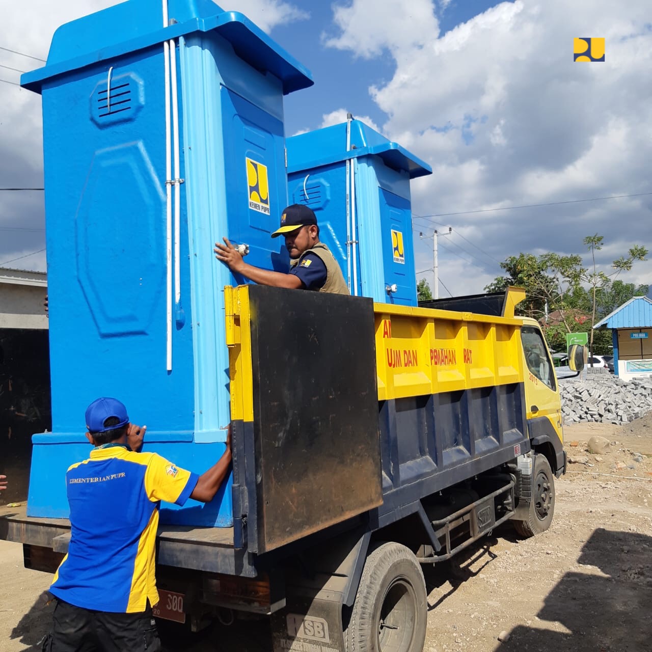 Pengiriman sarana prasarana sanitasi ke Lombok. (foto: Dok. PUPR) 