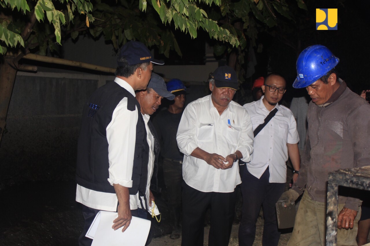Menteri Basuki saat meninjau lokasi pasca gempa Lombok, beberapa waktu lalu. (foto: Dok. PUPR) 