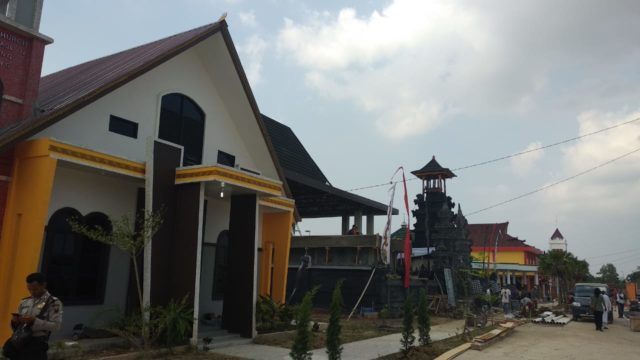 Rumah ibadah tiap agama berdiri berdampingan, yakni Masjid, Gereja Katolik, Gereja Protestan, Pura, Vihara dan Kelenteng.