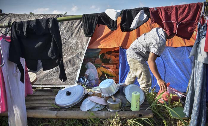 Korban gempa berada di tenda Posko Pengungsian Desa Kekait, Gunungsari, Lombok Barat, NTB, Kamis kemarin.  (foto:ahmad subaidi/antara)