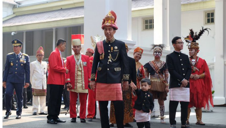 residen Joko Widodo mengenakan busana adat dari Aceh saat menghadiri upacara peringatan HUT ke-73 RI di Istana Merdeka, Jakarta, Jumat 17 Agustus 2018. (Foto: Antara)