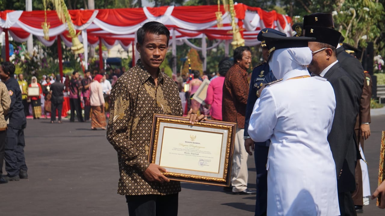 Pemain Timnas Indonesia, Muhammad Supriadi mendapatkan penghargaan di perayaan HUT Kemerdekaan ke-73 di Taman Surya, Balaikota Surabaya, Jumat 17 Agustus 2018. (Foto: Haris/ngopibareng.id)