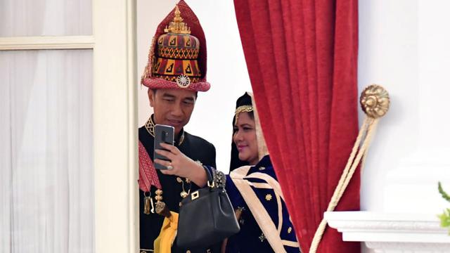 'Cekrek'. Selfie Presiden Jokowi dan Ibu Negara Iriana Jokowi. Foto: Biro Pers Media dan Informasi Sekretariat Presiden.
