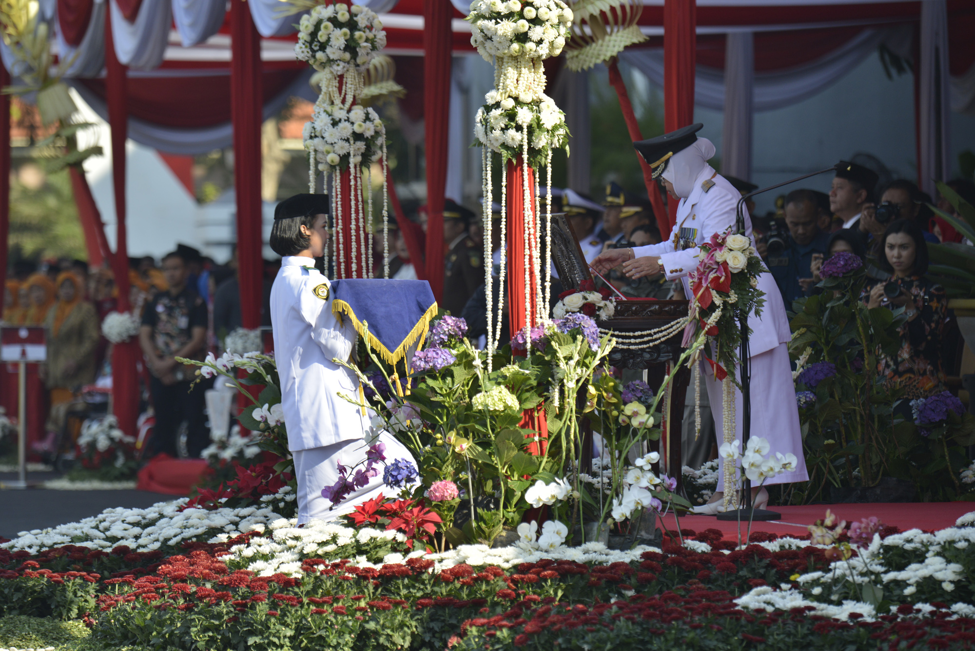 Wali Kota Surabaya Tri Rismaharini saat menjadi Inspektur Upacara, di Taman Surya Balai Kota Surabaya, Jumat, 17 Agustus 2018. (foto: farid/ngopibareng.id) 