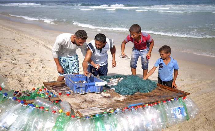 Muath Abu Zeid, kedua dari kiri bersama saudara dan anak-anaknya. (foto:an/afp)