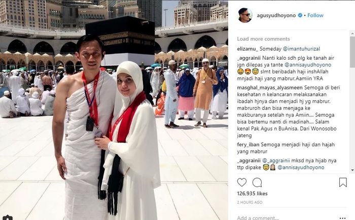 AHY dan Annisa Pohan pose di depan Kabah.