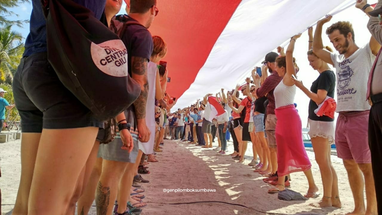 Turis pun ikut mengangkat bendera. foto:istimewa/kemenpar