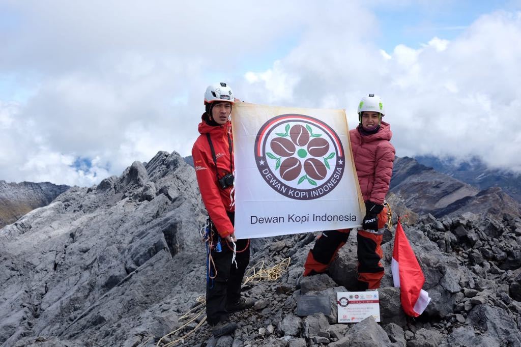 Jempol... 4750 mdpl, membawa misi kopi pula. foto:istimewa/Dewan Kopi Indonesia