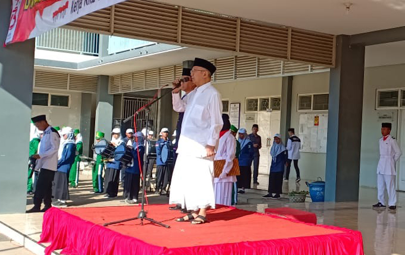 SYUKUR: KH Salahuddin Wahid di Pesantren Tebuireng Jombang. (foto: ist)