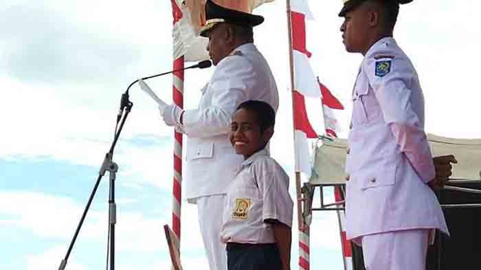 Johni, bocah yang berani memanjat tiang bendera. (Istimewa)