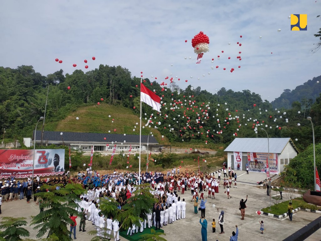 Masyarakat yang tinggal di perbatasan di Kecamatan Entikong, Kabupaten Sanggau, Kalimantan Barat melaksanakan Upacara Hari Ulang Tahun (HUT) Kemerdekaan Republik Indonesia ke-73 di lapangan Pos Lintas Batas Negara (PLBN) Entikong, Jumat, 17 Agsustus 2018. (Foto: Dok. PUPR)