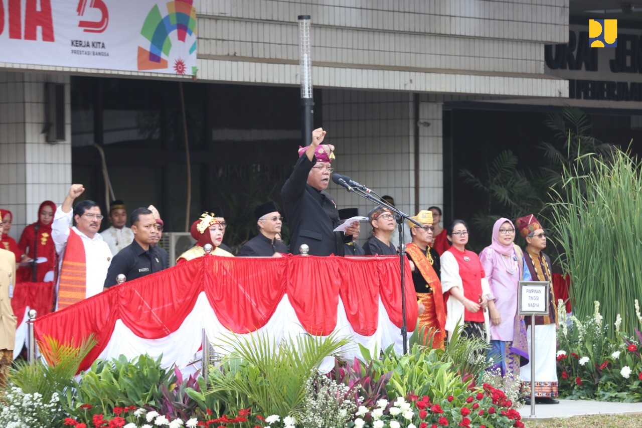 Menteri Pekerjaan Umum dan Perumahan Rakyat (PUPR) Basuki Hadimuljono saat menjadi inspektur upacara bendera HUT RI ke-73 yang berlangsung di Lapangan Sapta Taruna, Kementerian PUPR, Jakarta, 17 Agustus 2018. (Foto: Dok. PUPR)