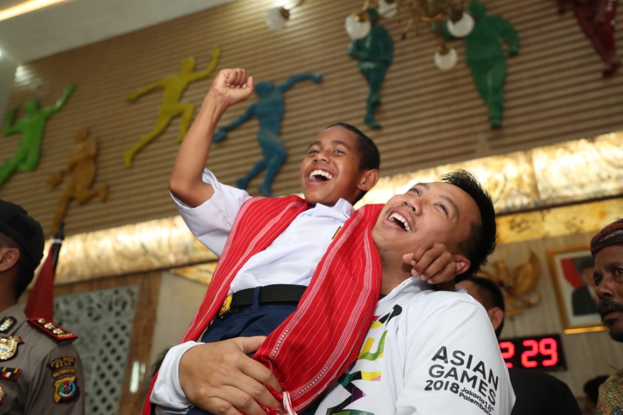 Menpora Imam Nahrawi gendong Joni.  (foto:raiky/kemenpora.go.id) 