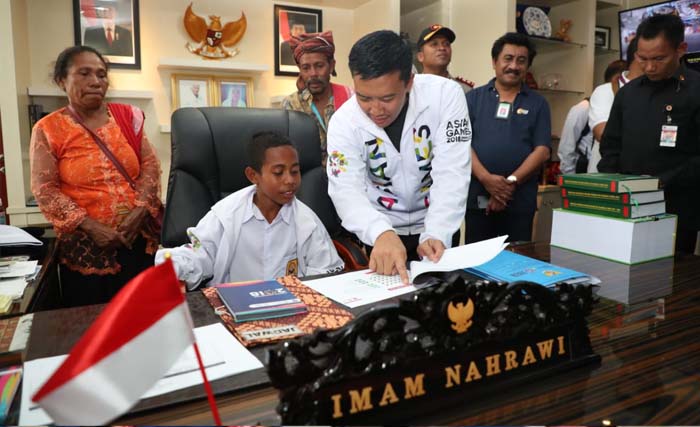 Yohanes Gama Marchal Lau atau Johni duduk di kursi Menpora di Kantor Kemenpora Senayan Jakarta, hari Sabtu 18 Agustus, bersama Menpora Imam Nahrawi disaksikan kedua orang tua Johni. (foto: raiky/kemenpora.go.id)