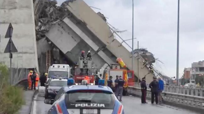 Ambruknya jembatan jalan tol di Kota Genoa, Italia, Selasa 14 Agustus 2018. Foto: Reuters.