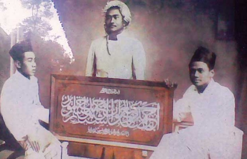  MUDA: Hadlratussyaikh Hasyim Asy’ari (tengah) bersama KH Jazuli Utsman ayah Gus Miek (kiri) dan Mbah Dawam, penulis khath di atas mihrab Masjid Tebuireng.(foto: dok ngopibareng.id)