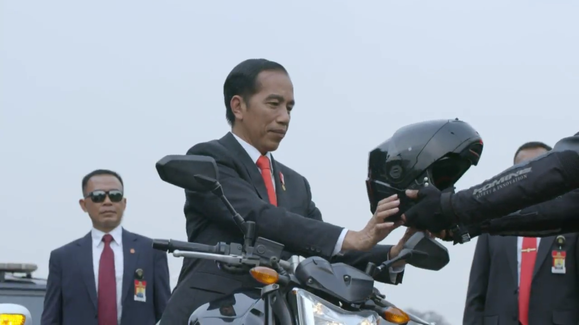 Aksi Presiden Jokowi naik sepeda motor meramaikan pembukaan Asian Games 2018. Foto: SCTV/video.com