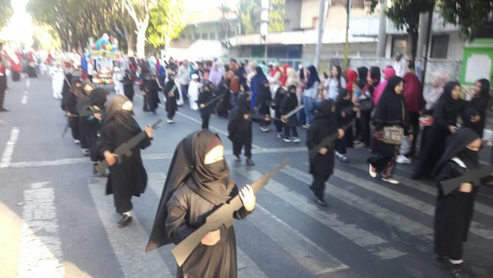 Foto karnaval di Probolinggo, yang viral di dunia maya. (foto: Istimewa) 