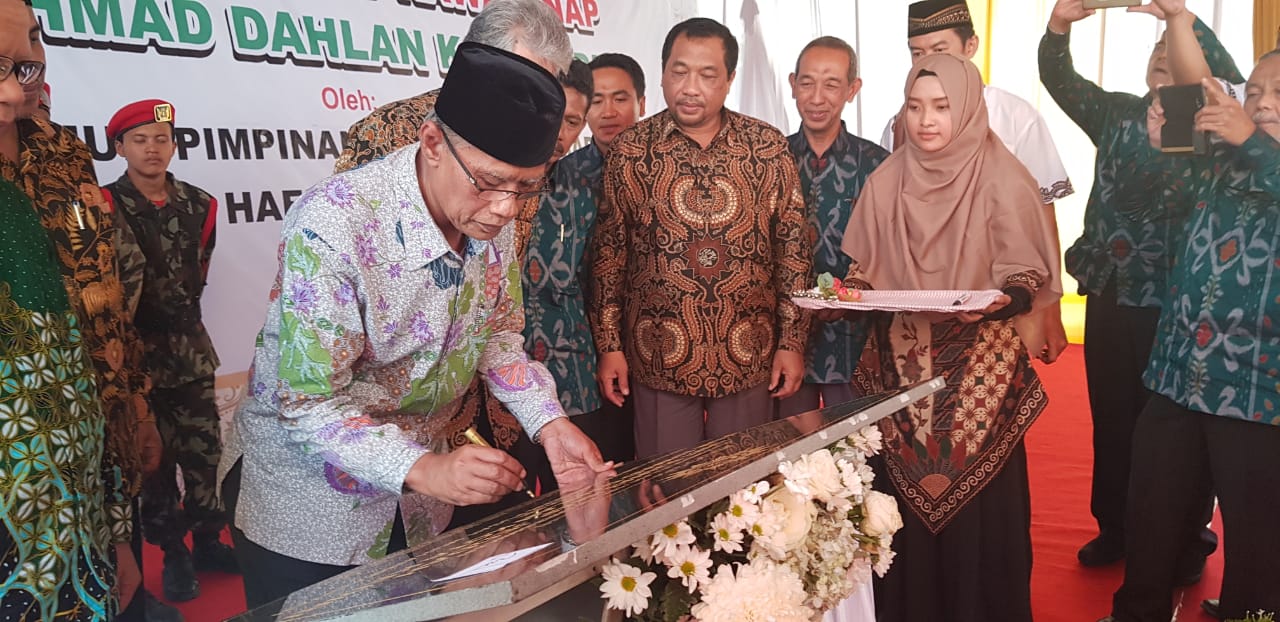 PERESMIAN: Haedar Nashir meresmikan Gedung Sekolah Muhammadiyah 8 Lantai di Sidoarjo. (foto: ist)